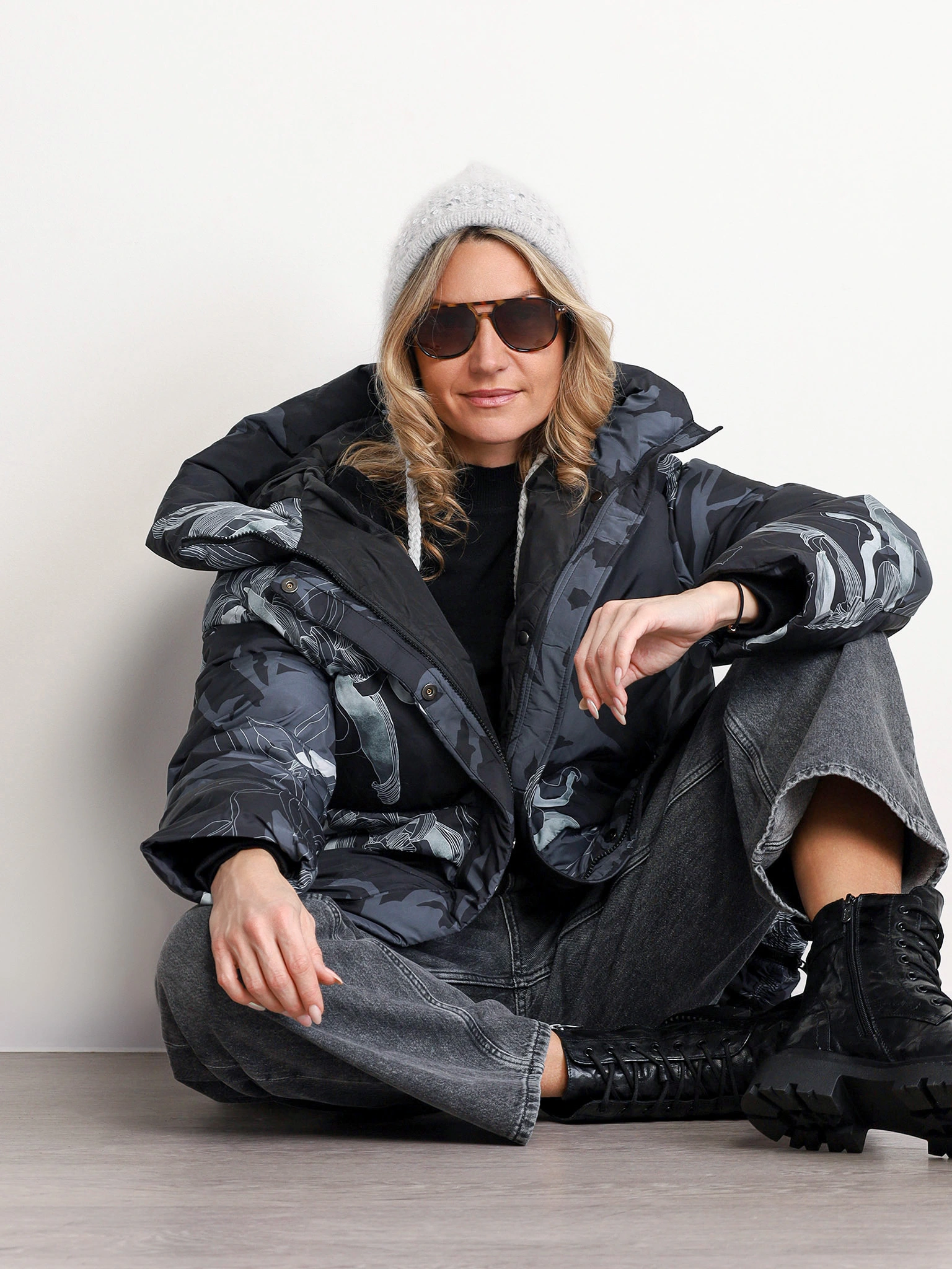 Пуховик с растительным принтом серого цвета с капюшоном